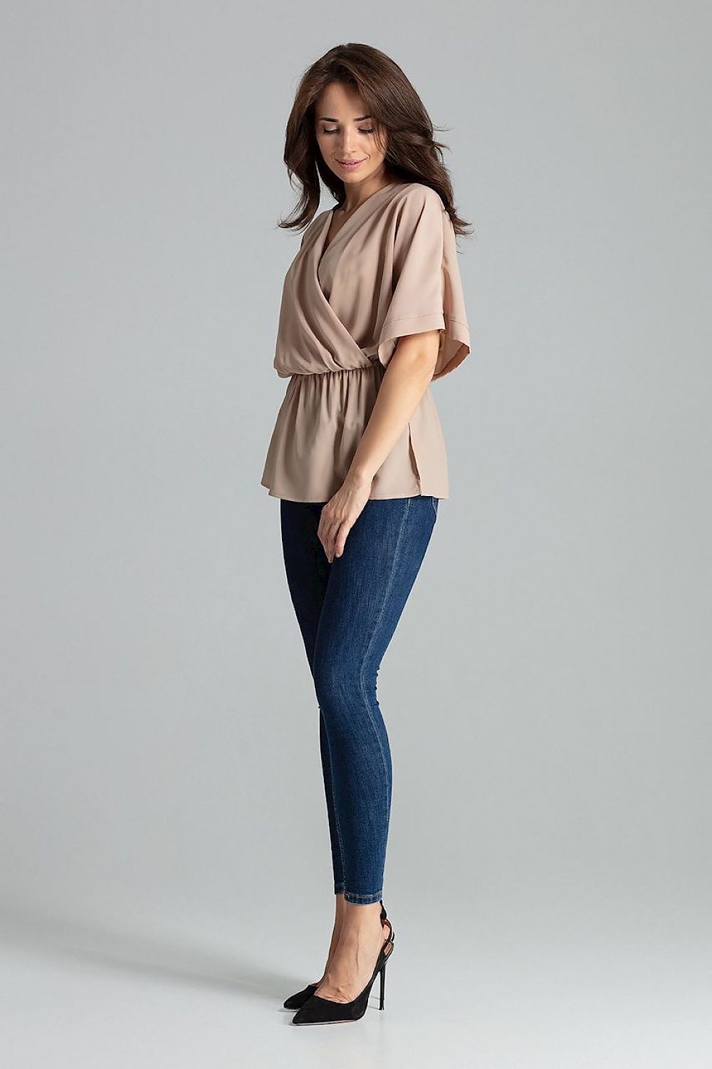 Chic styling of the Lenitif Beige Loose-Fitting Blouse, designed with waist elastic, perfect for sophisticated casual wear.