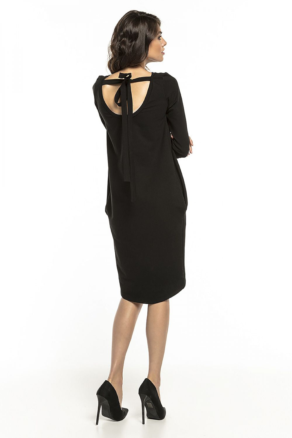 Back view of a chic loose-fitting black tuba dress featuring a stylish tie detail at the neckline, designed by Tessita, perfect for modern elegance.