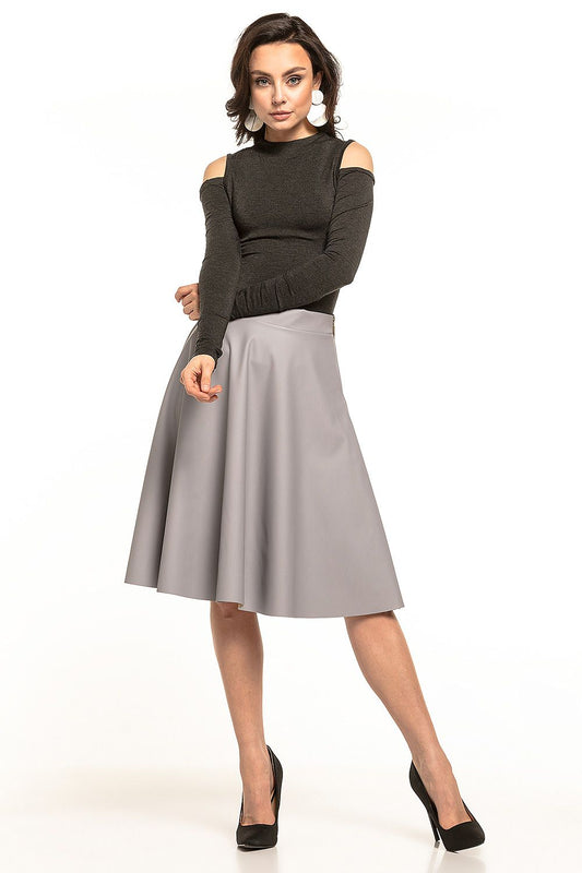 Stylish model in a flared eco-leather midi skirt by Tessita, showcasing an elegant side zip detail. Perfect for sophisticated occasions.