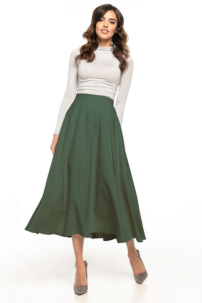 Elegant 50s-inspired green midi skirt by Tessita, featuring a flowing silhouette and decorative zipper, styled with a sophisticated long-sleeve top.