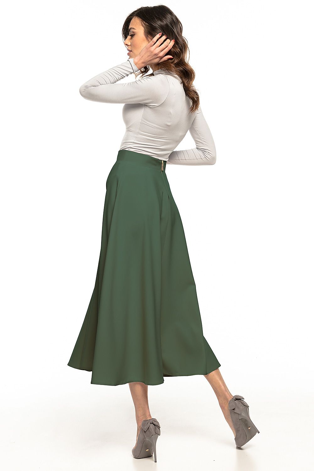 Elegant 50s-inspired midi skirt in deep green by Tessita, showcasing a flowing silhouette, perfect for both casual and formal styling.