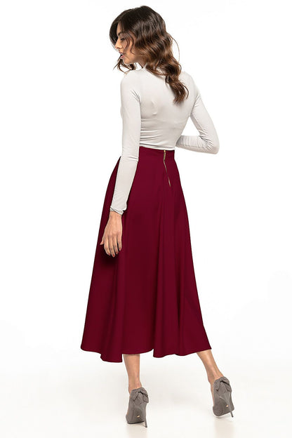 Chic burgundy midi skirt by Tessita, highlighting a decorative zipper and complemented by a fitted top, ideal for elegant occasions.