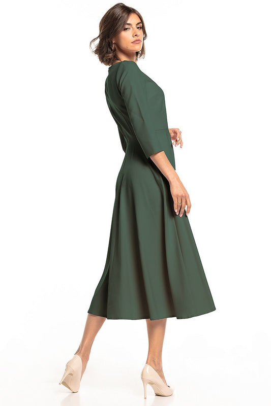 Sophisticated view of the Tessita lightweight maxi dress, highlighting a refined back design and chic three-quarter sleeves. Ideal for both casual and formal events.