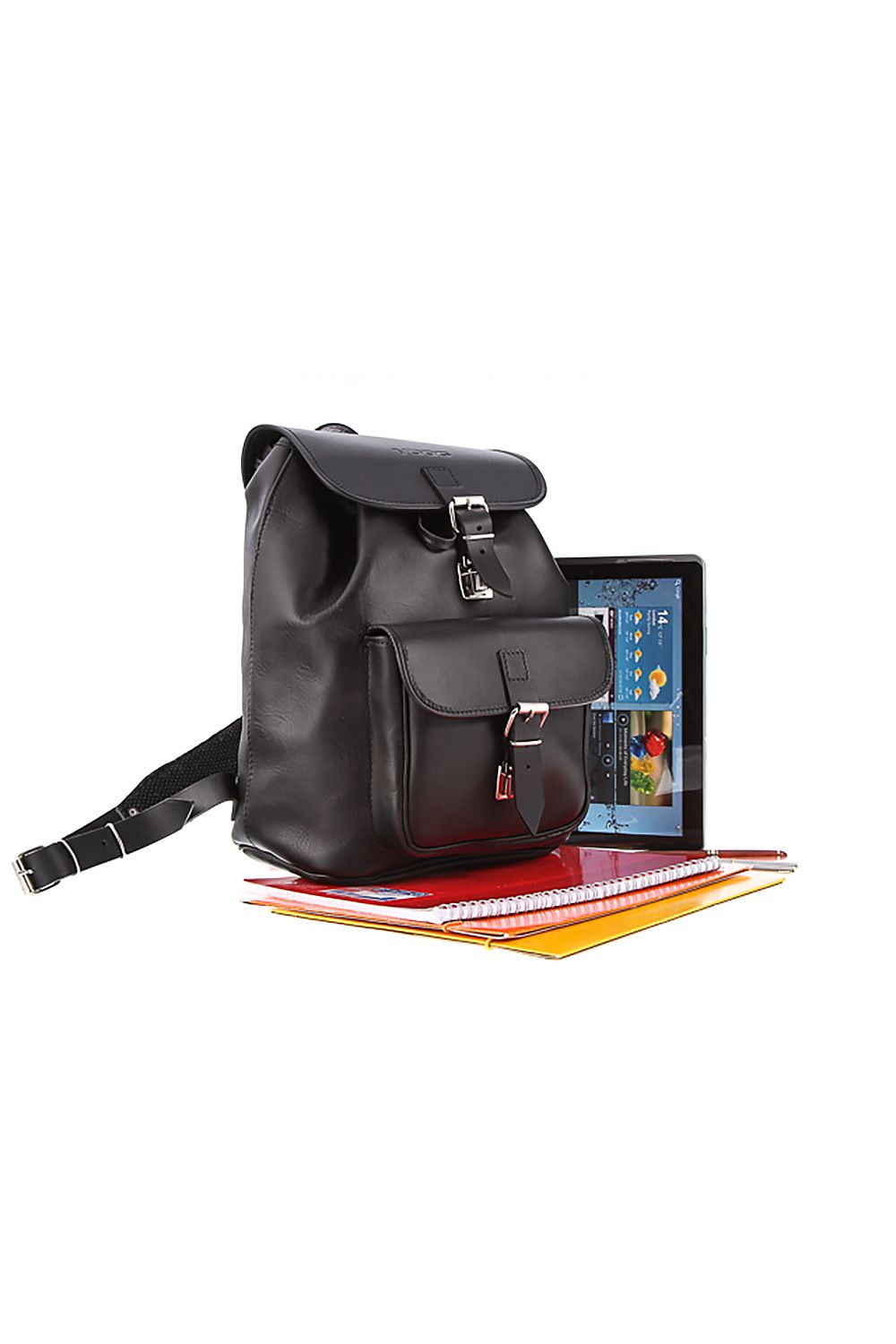 Elegant black leather rucksack backpack by Verosoft, featuring the VOOC Vintage P38 design, showcasing a spacious compartment suitable for A4 formats, complemented by stylish buckles and a front pocket.