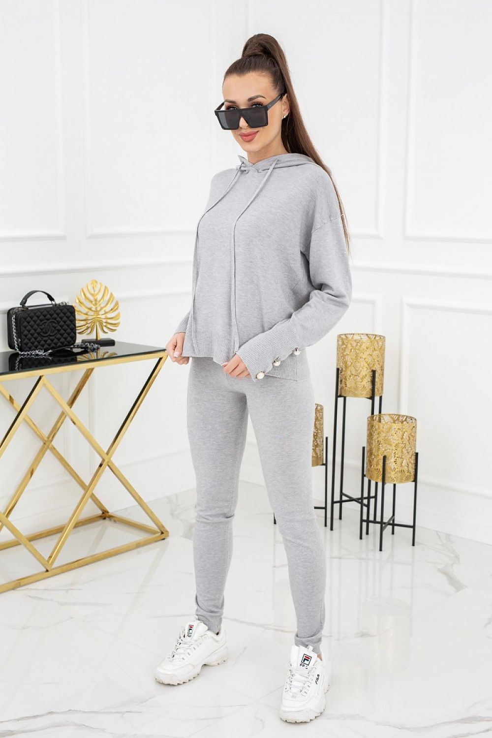Vittoria Ventini Kim Peral Buttons Two-Piece Leggings Set - Elegant Comfort. A model showcasing the stylish grey set with decorative buttons, paired with trendy accessories.