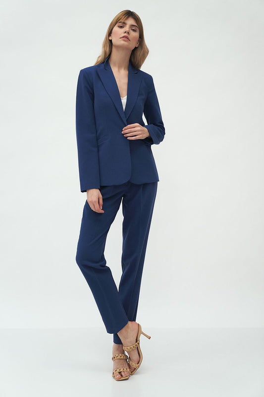Luxurious elegant slim-fit Nife jacket with one-button fastening and waist-emphasizing design, showcased on a model in a stylish office setting.