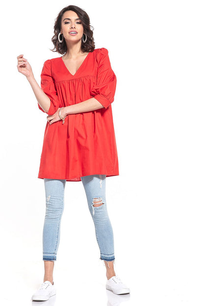 Close-up view of Tessita's elegant tunic, featuring a stylish pointed neckline and a soft, luxurious 100% cotton fabric.