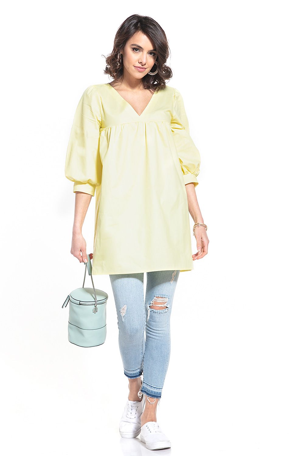 Tessita's elegant tunic with a unique pointed neckline and refined 3/4 sleeves, crafted from luxurious cotton fabric.