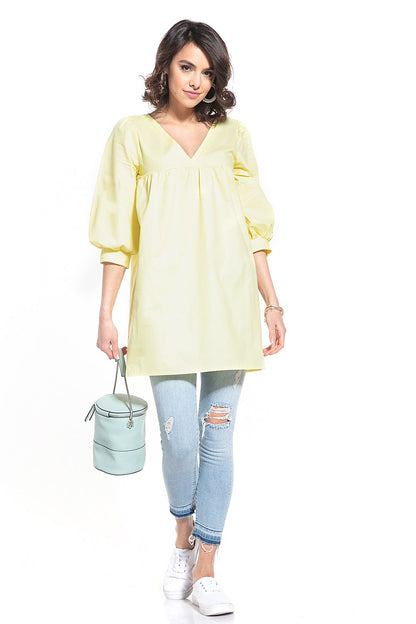 Tessita's elegant tunic with a unique pointed neckline and refined 3/4 sleeves, crafted from luxurious cotton fabric.