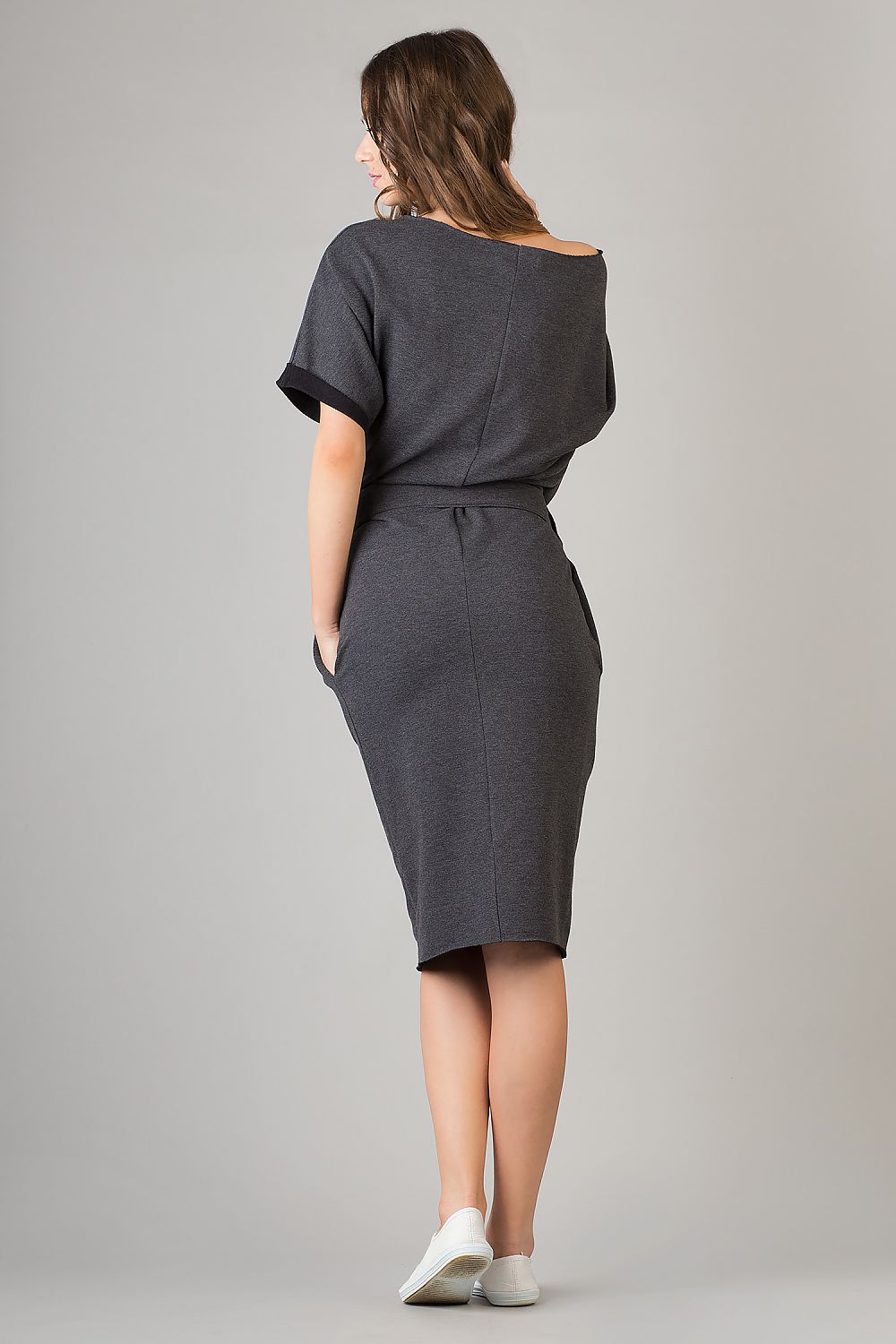 Stylish Tessita Daydress with a refined loose-fitting silhouette, decorative cuffs, and functional pockets, ideal for creating an elegant look.