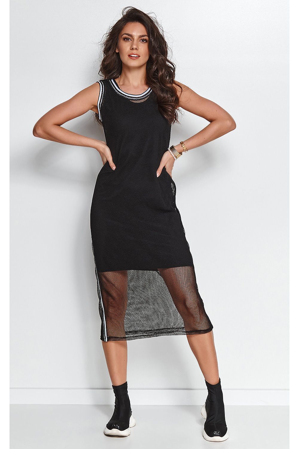 Fashion elegance captured with the Daydress Numinou by Numinou, featuring a sleeveless design and sporty mesh fabric, ideal for a casual yet sophisticated look.