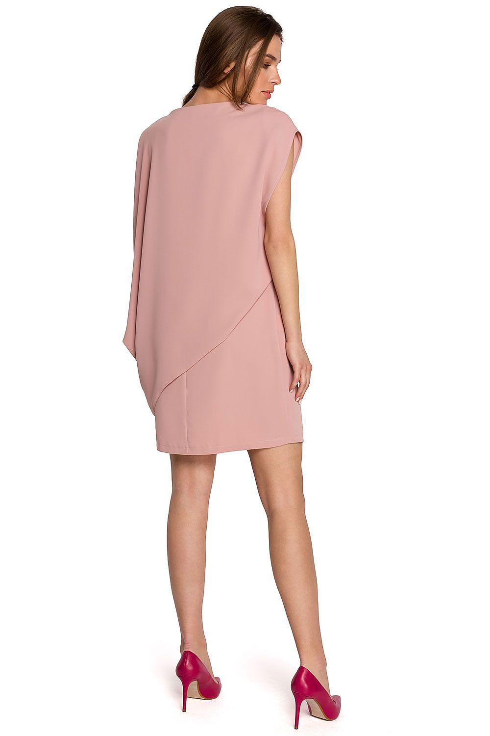 Back view of the luxurious Daydress Stylove in pastel pink, featuring an elegant layered design. Perfectly suited for sophisticated occasions, designed by Stylove to enhance any wardrobe.