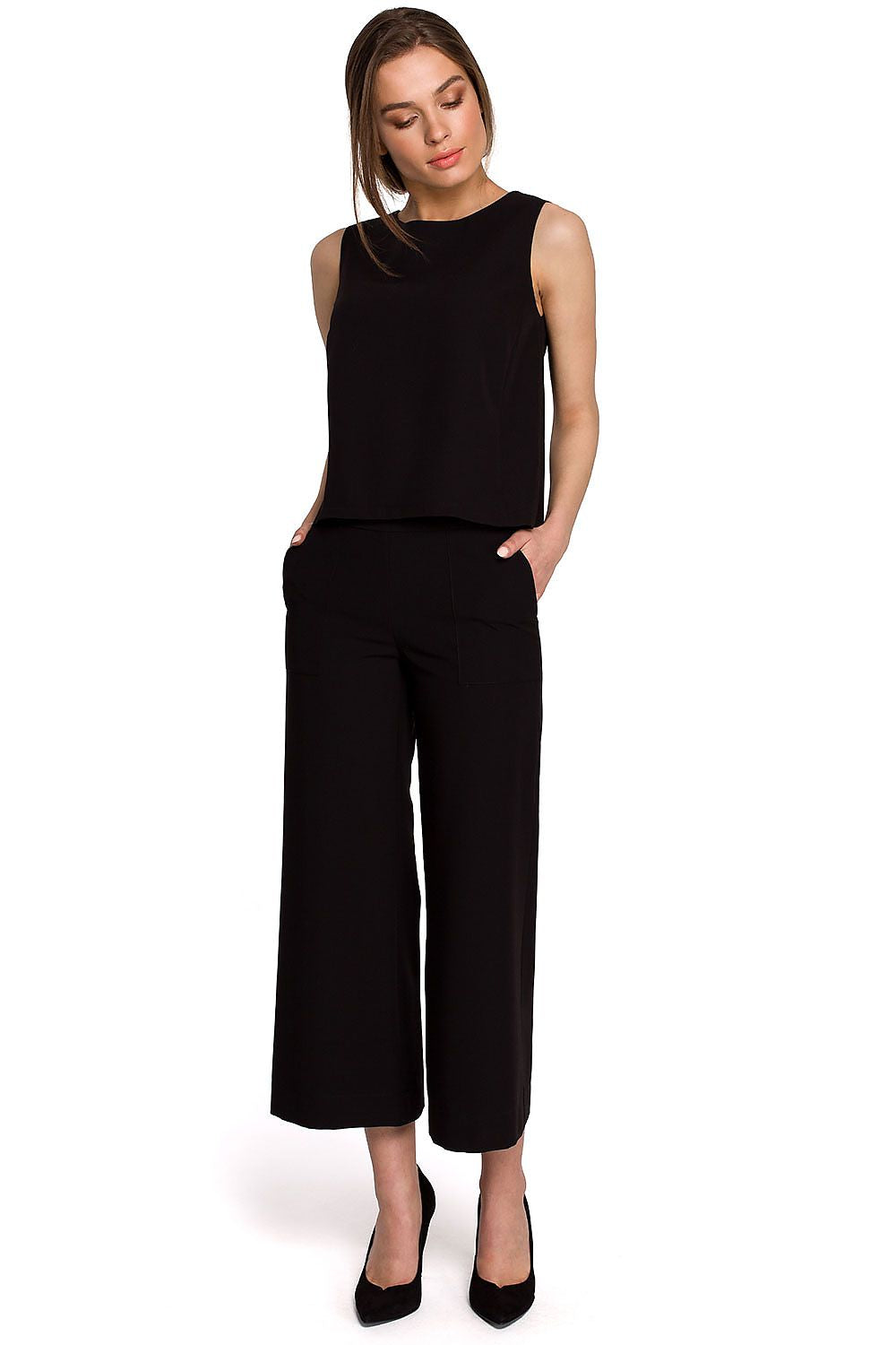 Elegant black sleeveless blouse by Stylove, featuring a trapeze cut and a chic silhouette, perfect for sophisticated outfits.