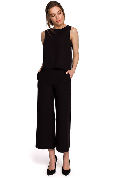 Elegant black sleeveless blouse by Stylove, featuring a trapeze cut and a chic silhouette, perfect for sophisticated outfits.