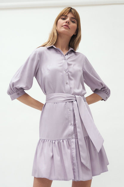 Elegant lilac Daydress Nife featuring puff sleeves and a flattering belted waist for a chic silhouette. Perfect for stylish summer outings.