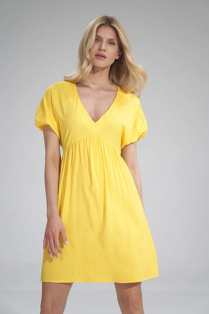 Elegant yellow Daydress Figl, showcasing a loose fit to the knees with a flattering sweetheart neckline, perfect for a luxurious summer outing.