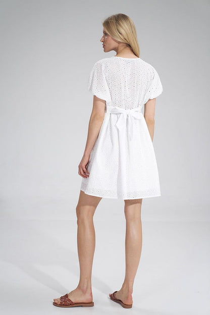 Chic back view of Daydress Figl showcasing a stylish waist tie and delicate embroidery, perfect for sophisticated summer outings.