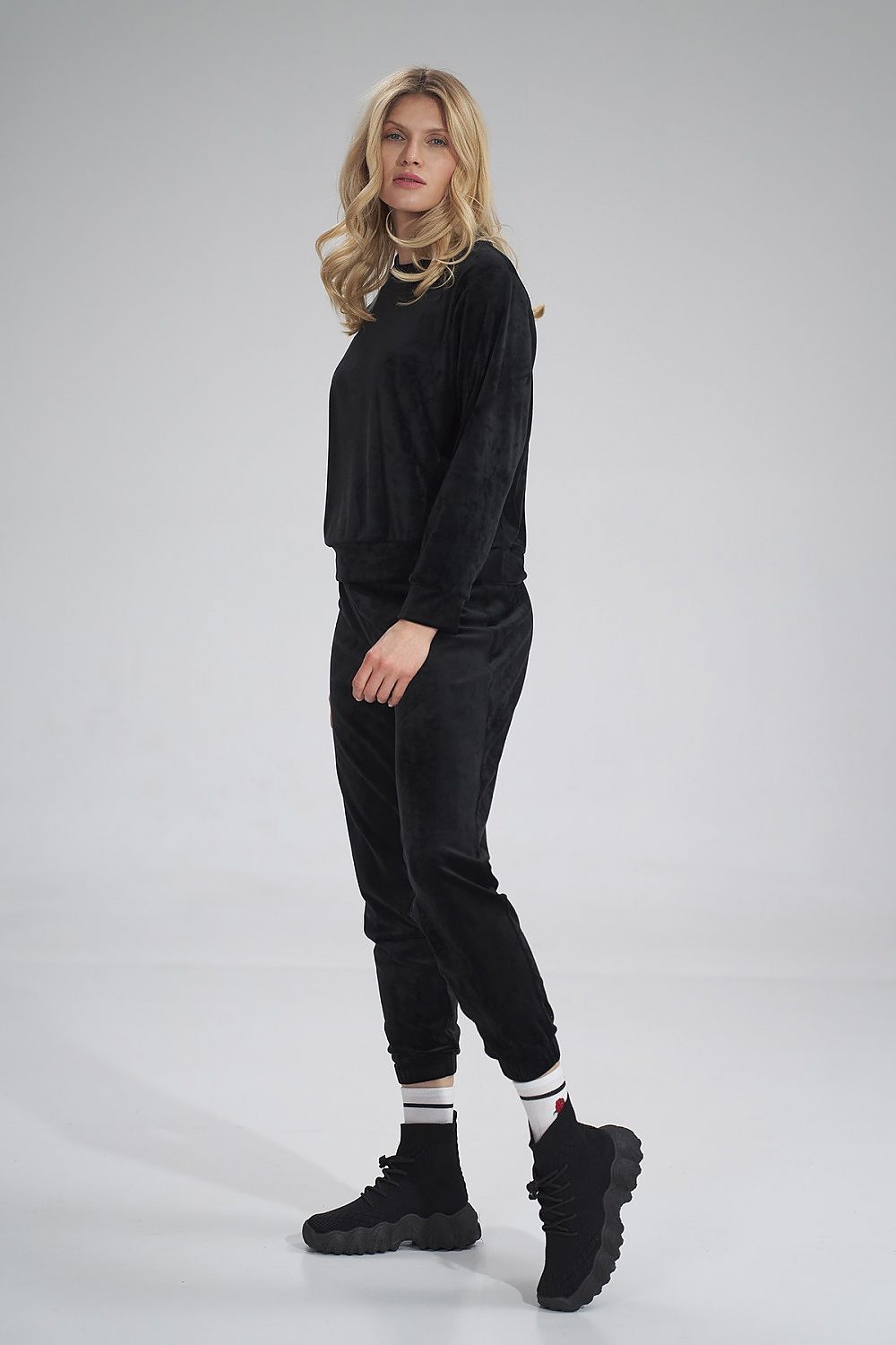 Elegant black velour tracksuit trousers by Figl, showcasing a stylish silhouette, ideal for chic leisurewear.