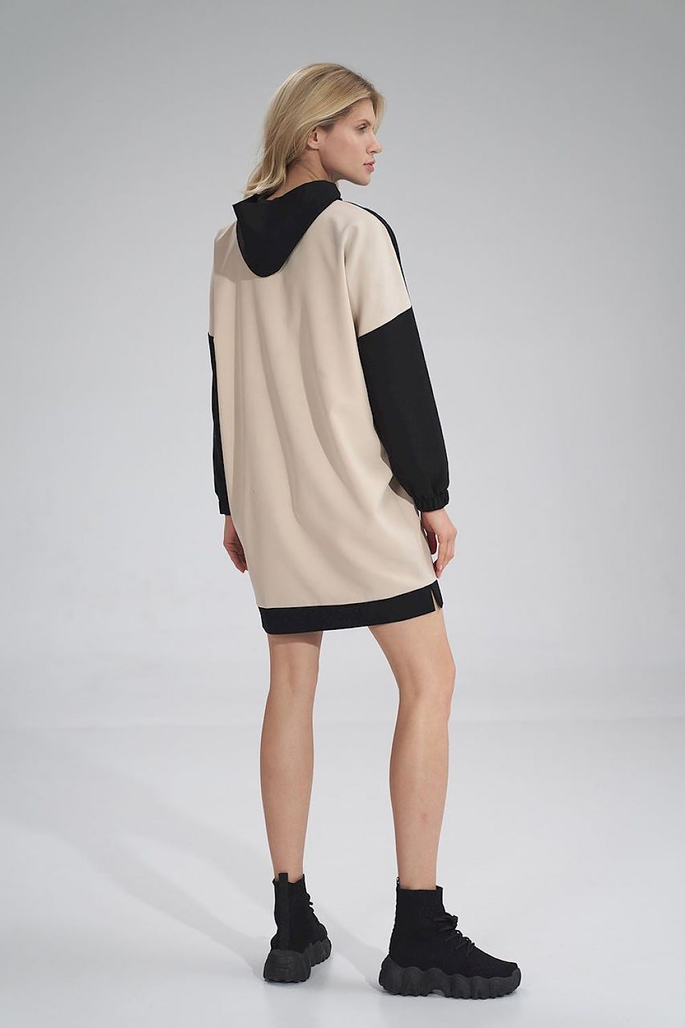 Back view of the sophisticated Daydress Figl, showing its luxurious design elements including a hood and colour-blocking style.
