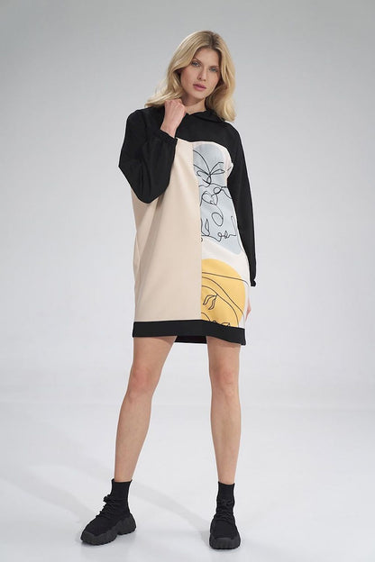 Fashionable Daydress Figl presented on a model, demonstrating its elegant three-coloured design and relaxed fit, embodying contemporary luxury.