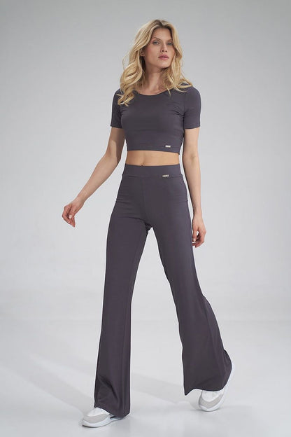 Chic Figl Blouse in a trendy crop style, worn with matching pants, epitomising modern elegance and comfort in women's fashion.