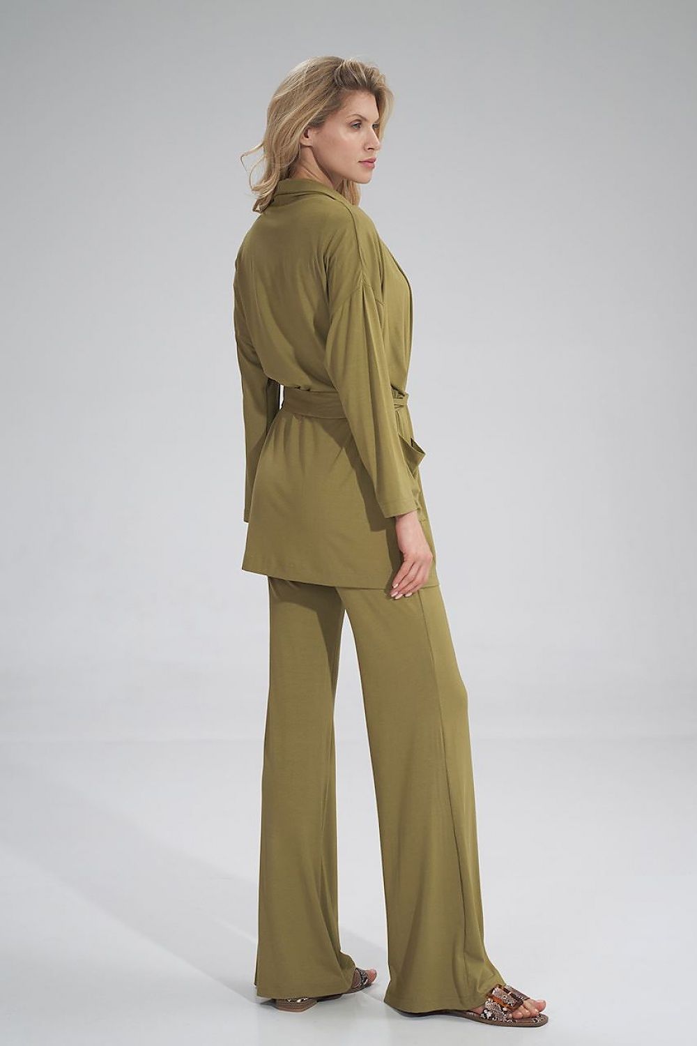 Sophisticated woman in the Figl Sweatshirt, tailored with a belt for a refined appearance, complemented by wide-leg trousers.