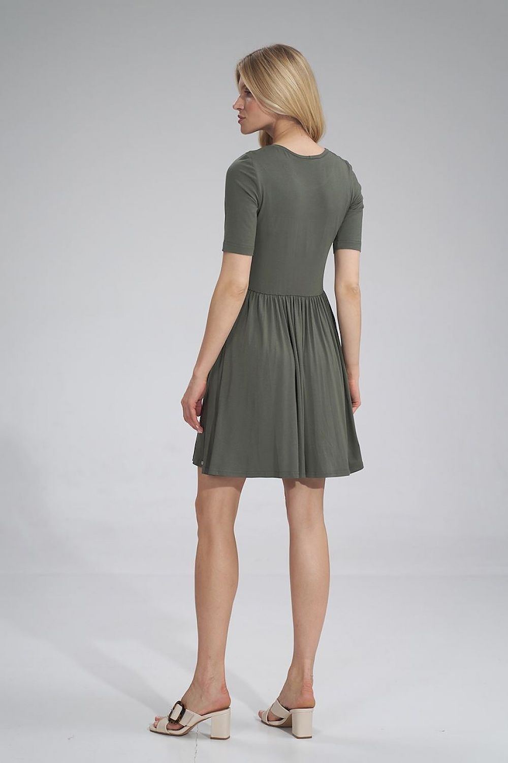 Sophisticated back view of the Figl summer sports dress, showcasing its attractive gathered waist and short sleeves, capturing a timeless silhouette.