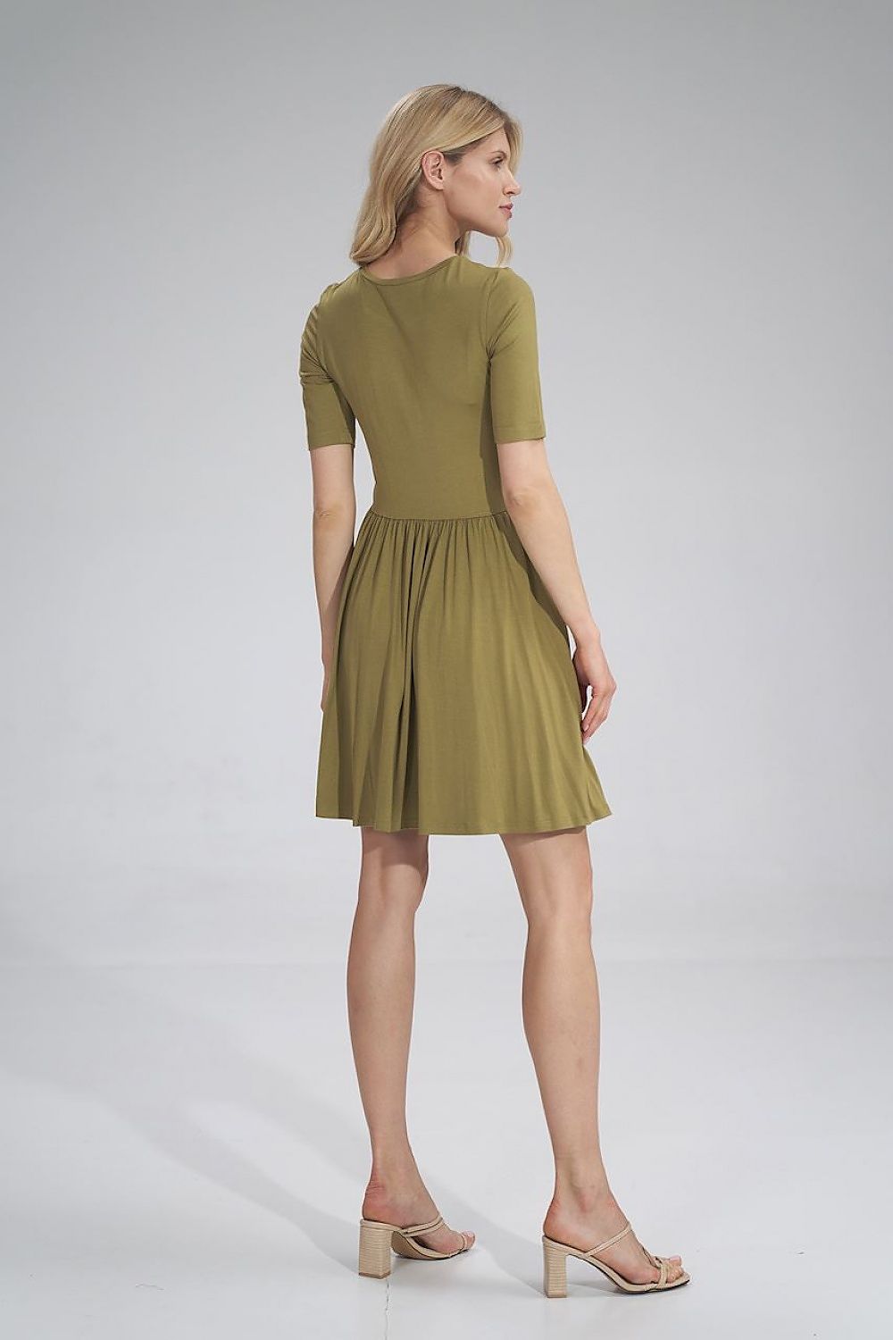 Sophisticated back view of the Daydress Figl, highlighting the seamless design and flattering silhouette, worn by a model in an olive colour that adds a touch of luxury to summer fashion.