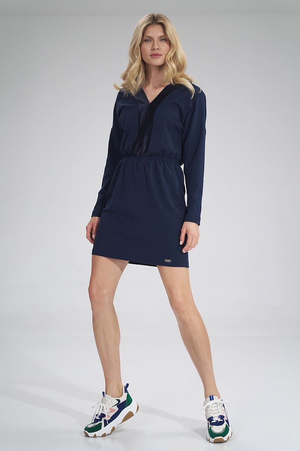Stylish Daydress Figl in navy, showcasing a V neckline and cinched waist, paired with trendy trainers for a chic casual style.