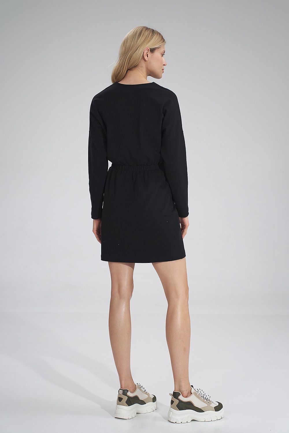 Stylish view of the Daydress Figl from behind, highlighting the minimalist design and comfortable fit, as worn by a chic model.