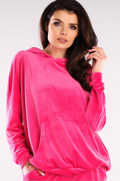 Luxurious pink velour sweatshirt by Awama, featuring a relaxed fit, large functional pocket, and a stylish hood, perfect for creating an urban chic look.