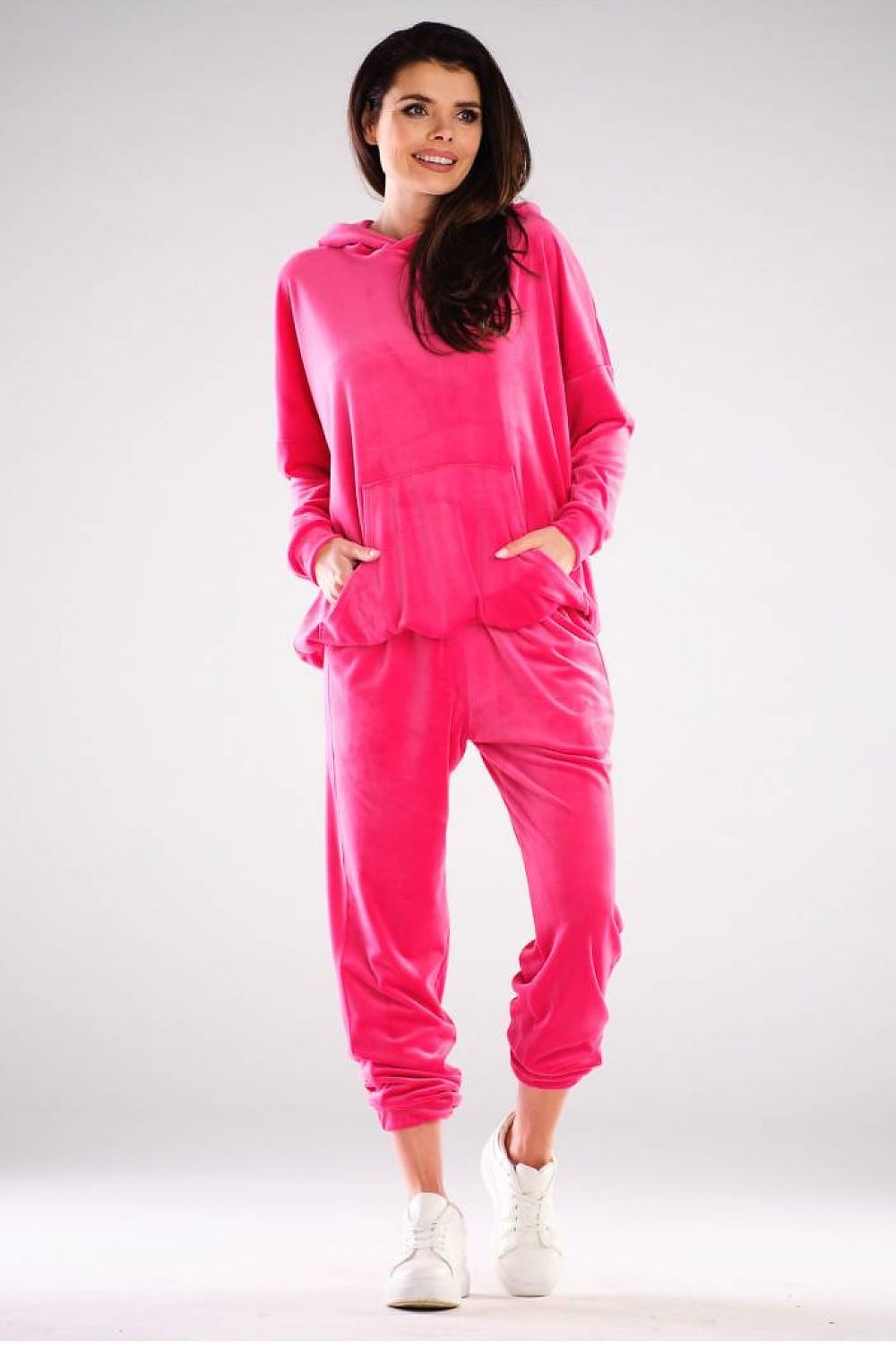 Elegant pink velour outfit from Awama, showcasing a loose sweatshirt and matching pants, designed for comfort and trendy urban style.