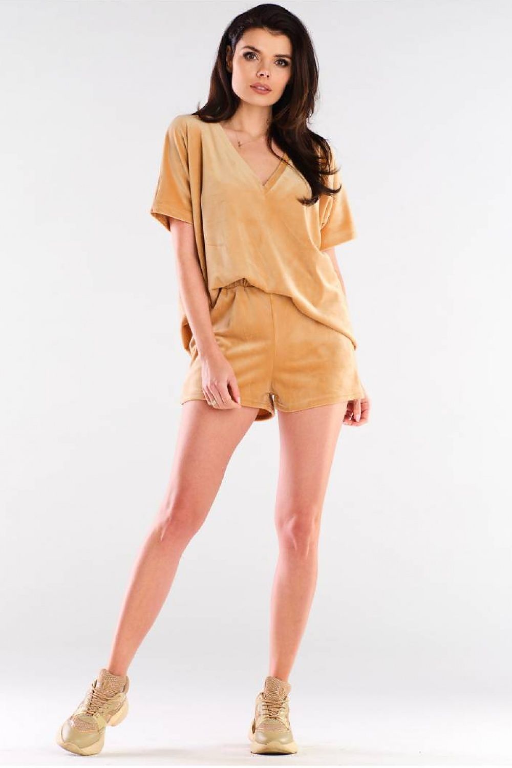 Fashionable velour shorts outfit by Awama, showcasing a stylish V-neck top and relaxed fit, ideal for sophisticated leisurewear.