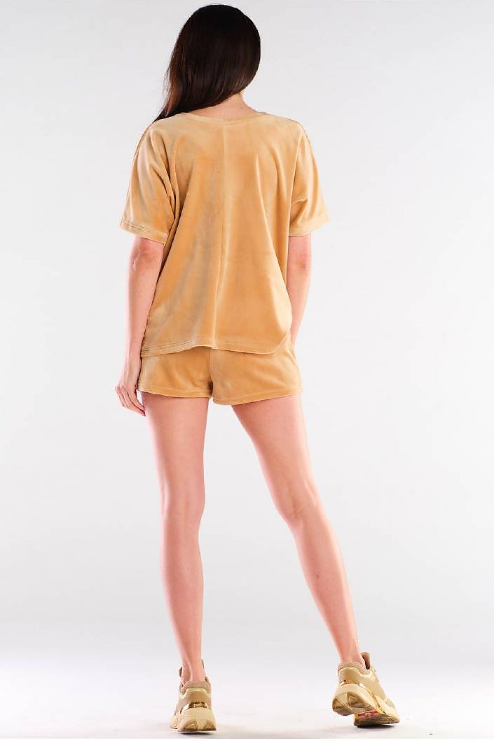 Elegant loose-fitting shorts by Awama, crafted from soft velour, paired with a matching t-shirt, showcasing a chic back view, perfect for comfortable summer wear.