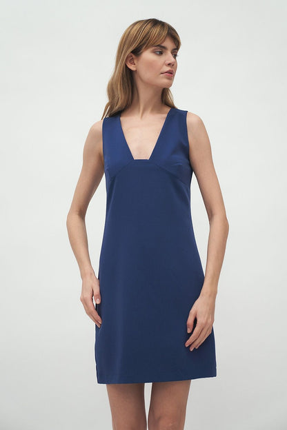 Elegant Nife daydress for women featuring a minimalist style and feminine neckline, perfect for a soft office look.