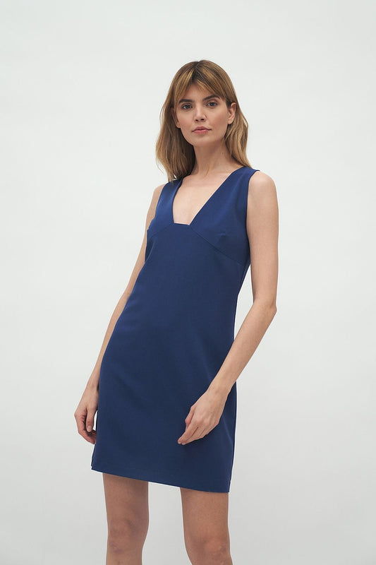 Chic Nife daydress model showcasing rich jewellery on a delicate neckline, ideal for a sophisticated outing.