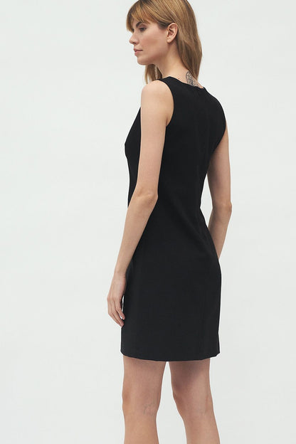 Close-up of Nife elegant daydress, illustrating its delicate neckline and refined fabric ideal for upscale casual occasions.