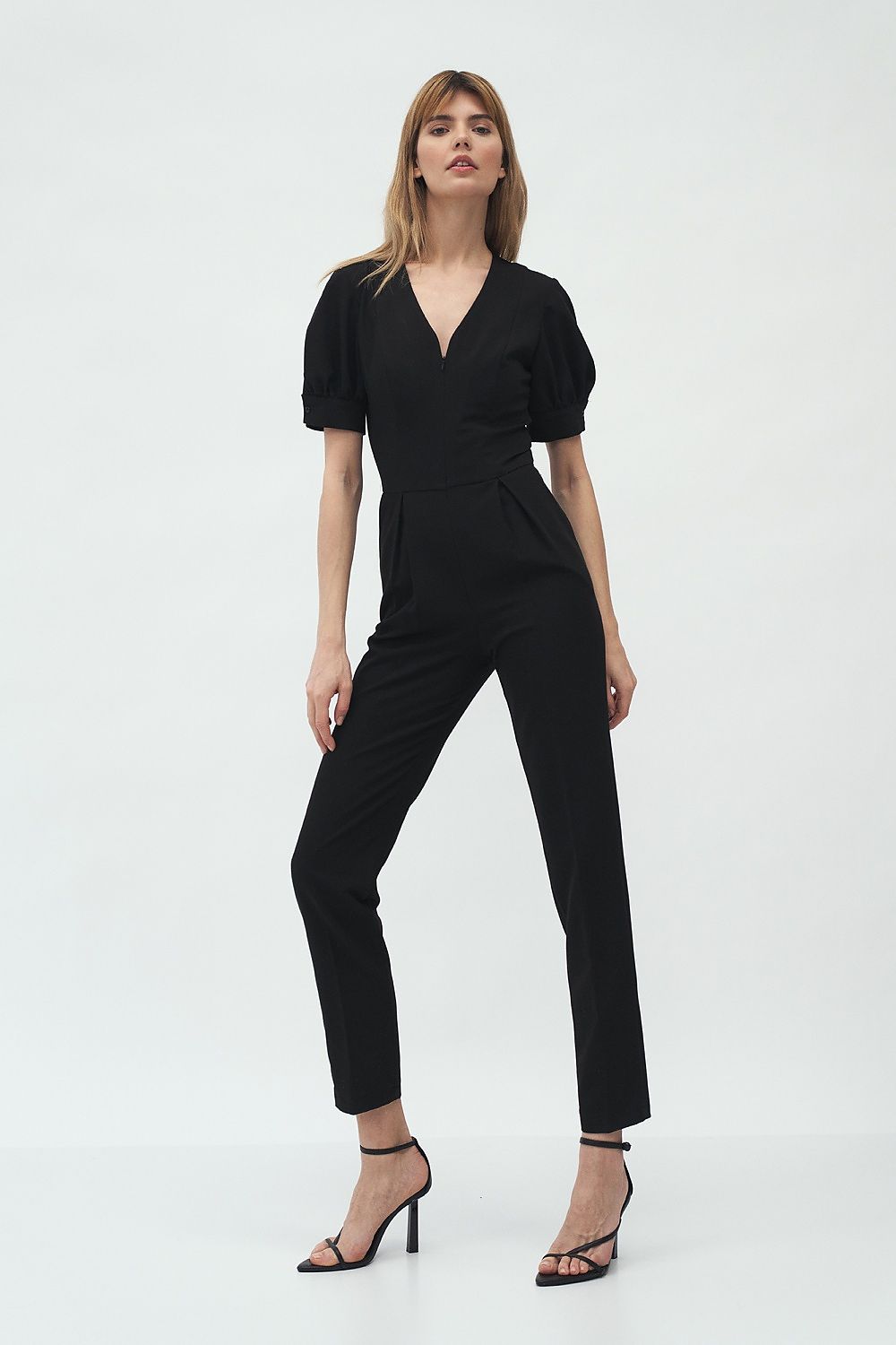 Elegant feminine tight-fitting jumpsuit by Nife featuring puff sleeves and a stylish front zip, perfect for adding a touch of sophistication to any wardrobe.