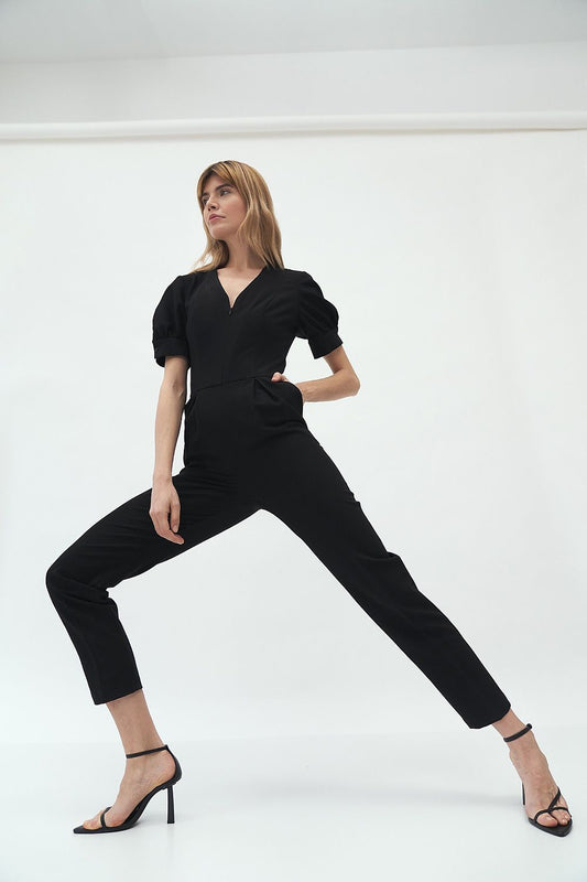 Elegant Nife feminine tight-fitting jumpsuit featuring puff sleeves and a stylish front zip, perfect for showcasing your silhouette, embodying classic elegance.