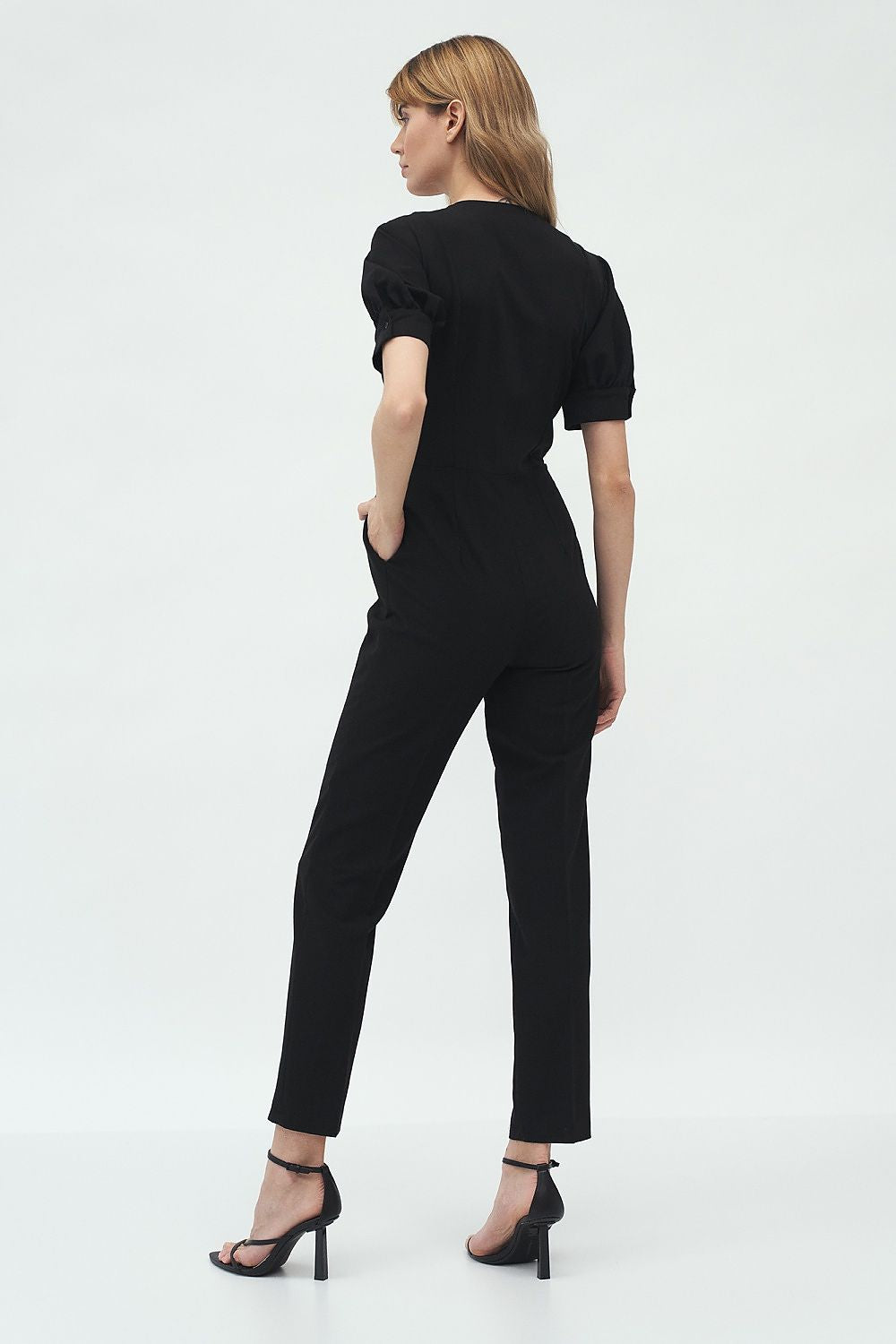 Luxurious Nife jumpsuit with a flattering design, puff sleeve details and front zip, ideal for any occasion, demonstrating timeless fashion.