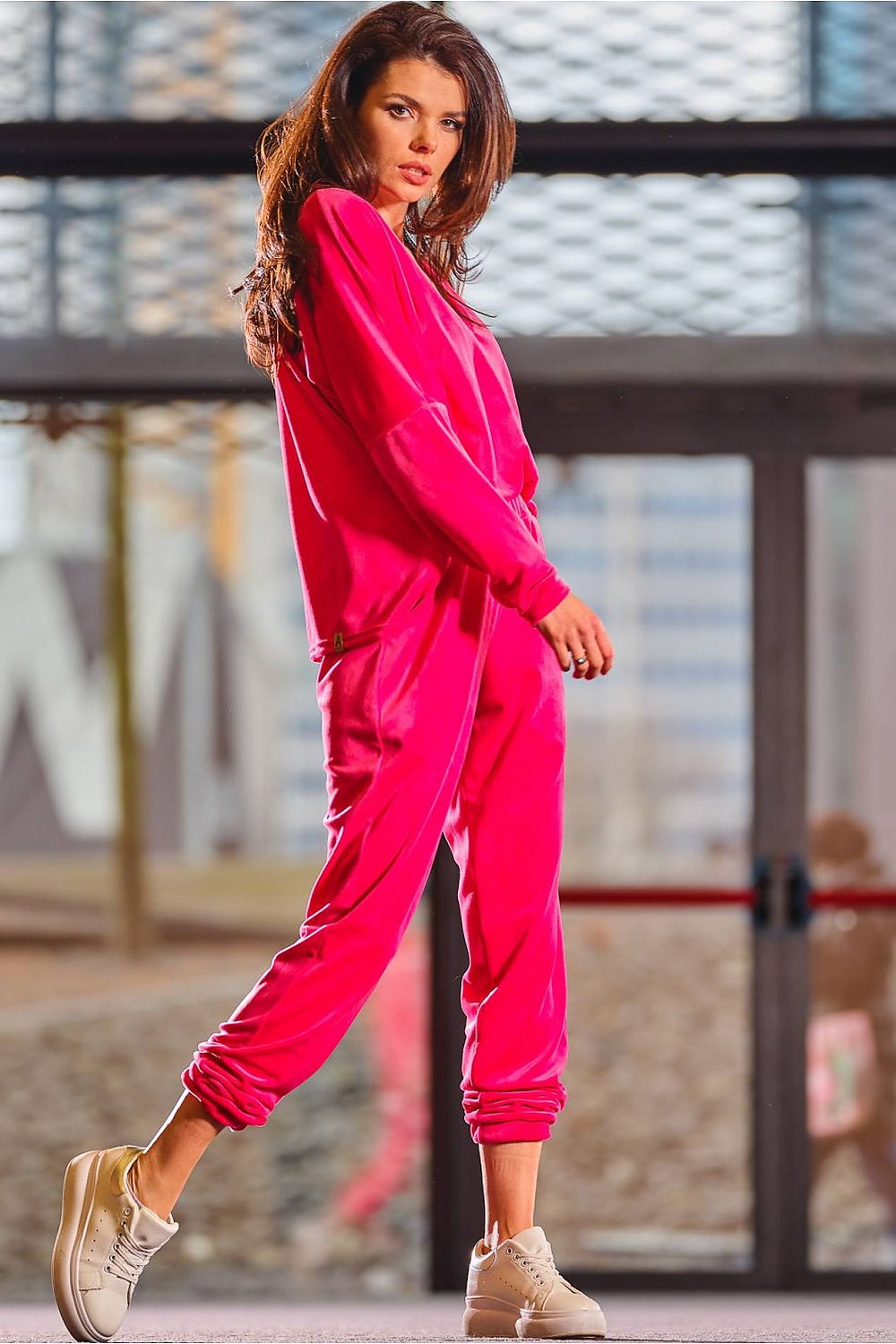 Stylish Awama women's leisure outfit showcasing a loose-fit pink sweatshirt and matching pants, designed for comfort and a chic look, ideal for casual outings.