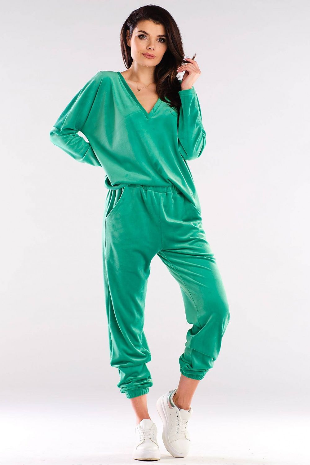 Fashionable Awama women's green polyester outfit, combining a loose-fit sweatshirt and matching joggers, exuding luxury and comfort in a sophisticated style.