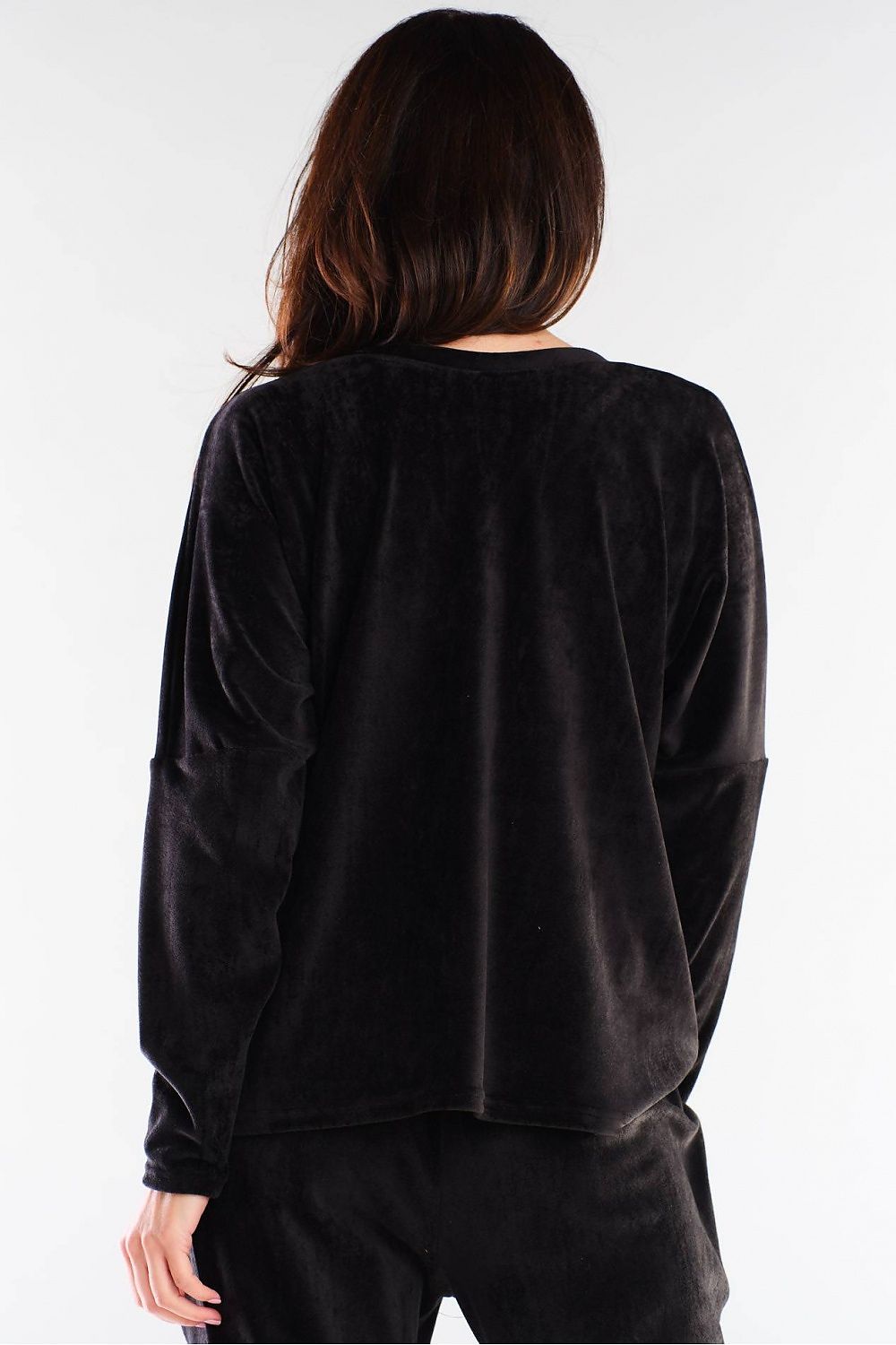 Stylish rear view of Awama women's black loose-fit sweatshirt, showcasing the relaxed design and premium texture, perfect for contemporary looks.