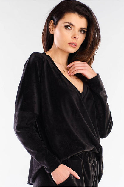Close-up of Awama women's black loose-fit sweatshirt, highlighting the luxurious fabric, deep V-neckline, and elegant fit, ideal for fashionable layering.