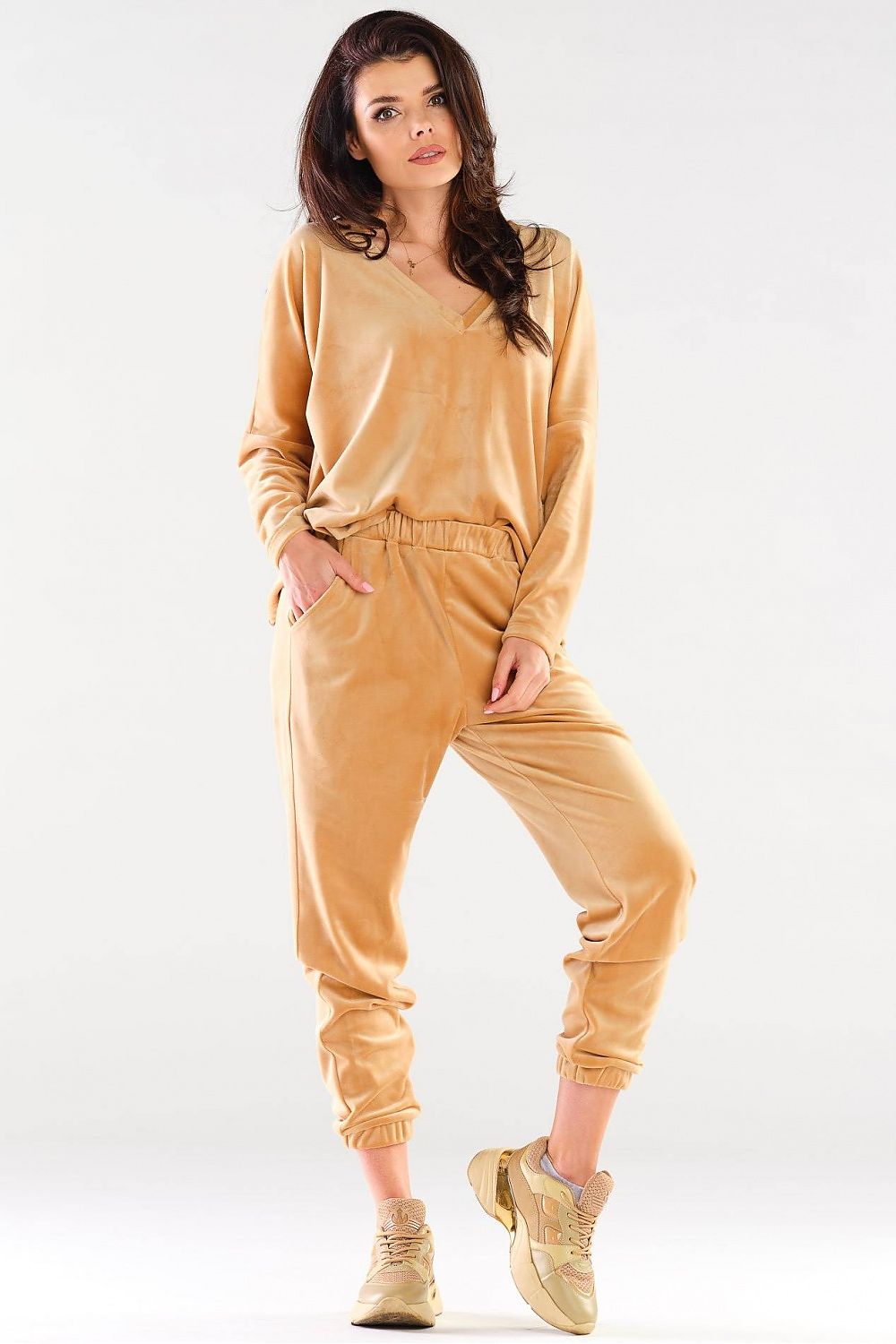 Sophisticated Awama women's beige polyester set, consisting of a loose-fit sweatshirt and matching trousers, styled for comfortable elegance.