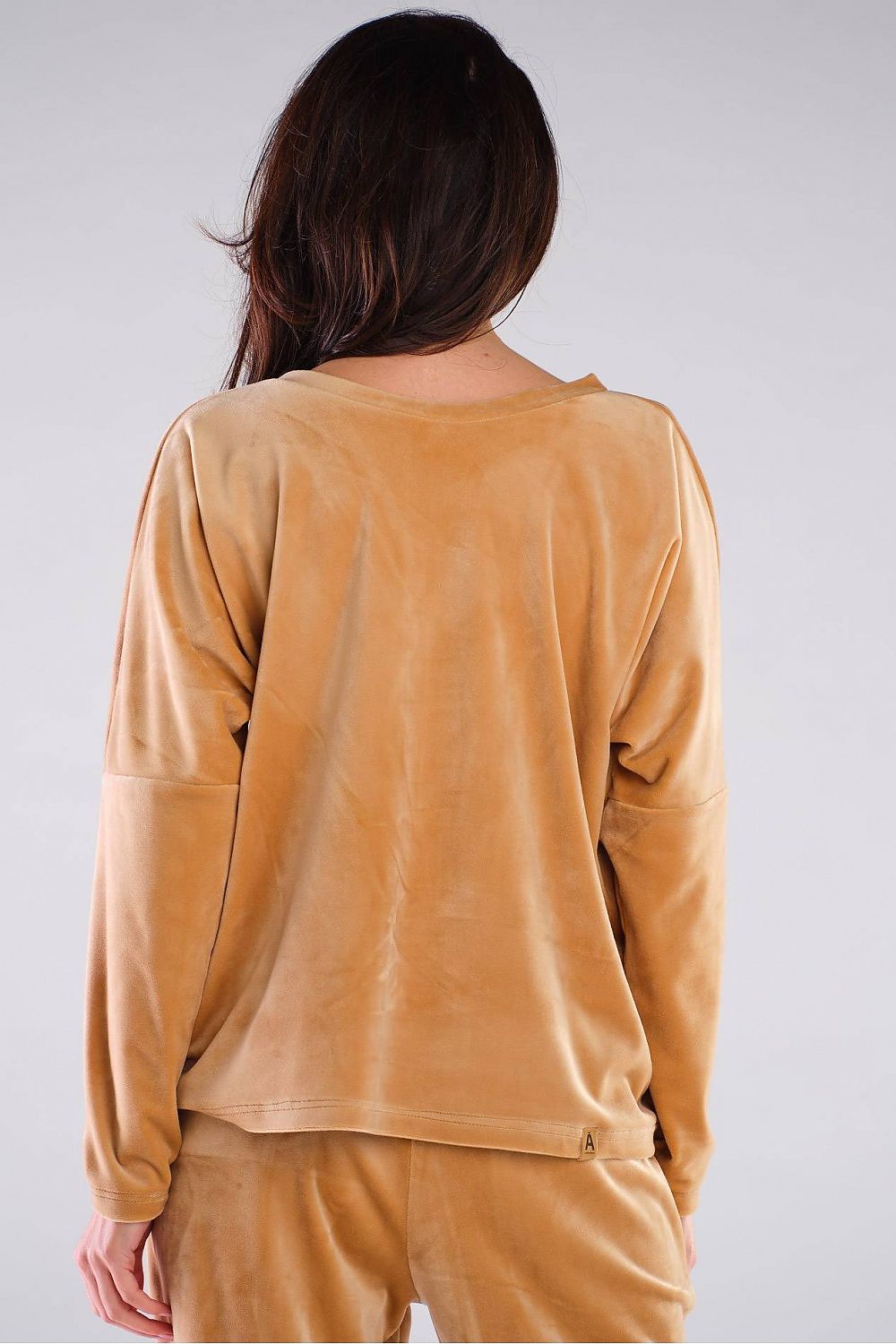 Back view of a plush Awama women's loose-fit polyester sweatshirt, highlighting the smooth texture and relaxed design, perfect for chic urban aesthetics.
