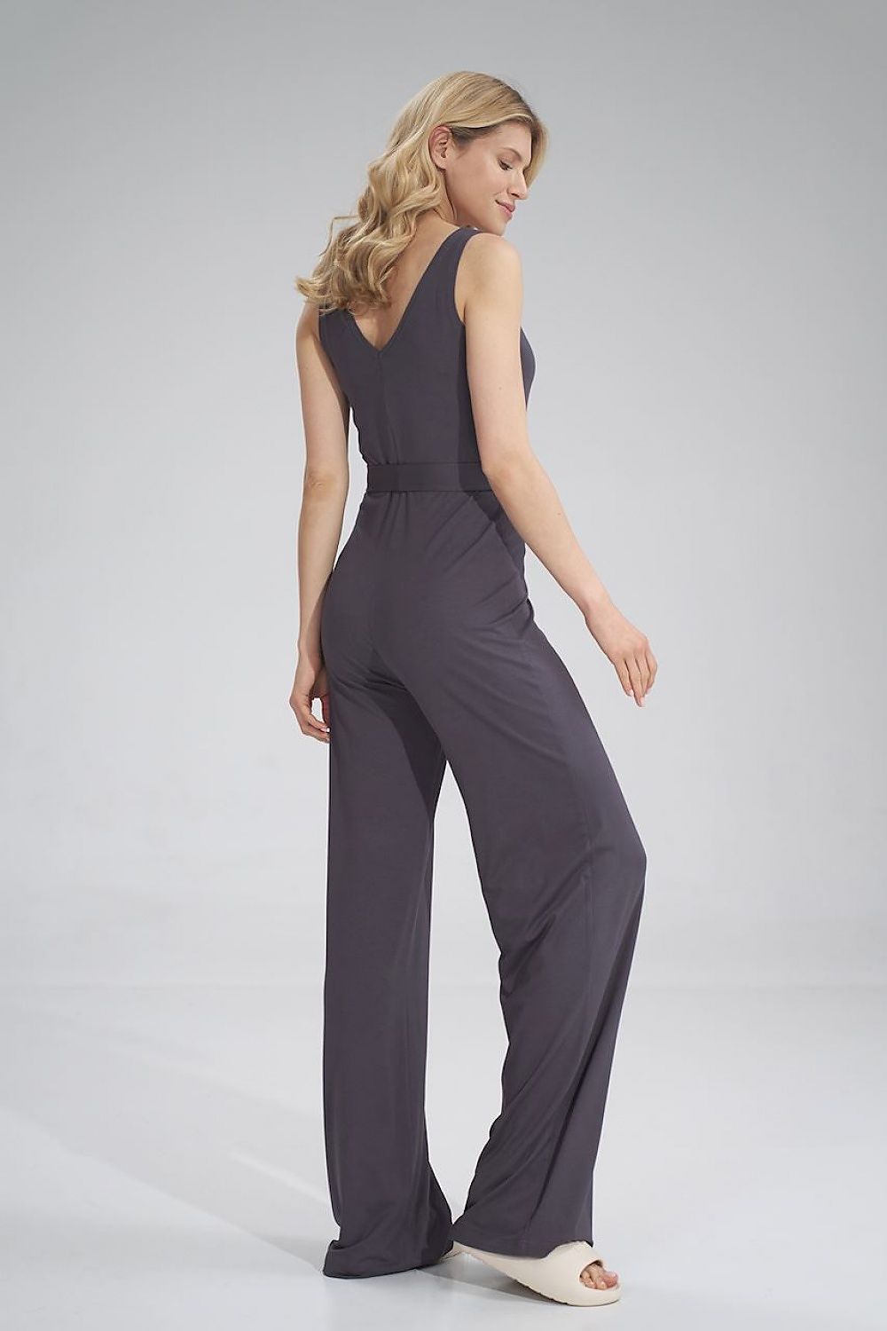 Sophisticated back view of Figl's sleeveless summer jumpsuit in grey, featuring a sweetheart neckline and wide legs, perfect for a refined summer ensemble.