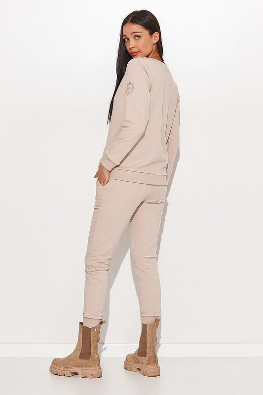 Elegant Numinou Two-Piece Cotton Knit Women's Set with Pocketed Pants - Rear view of the model highlighting the fashionable design and fluidity of the outfit.