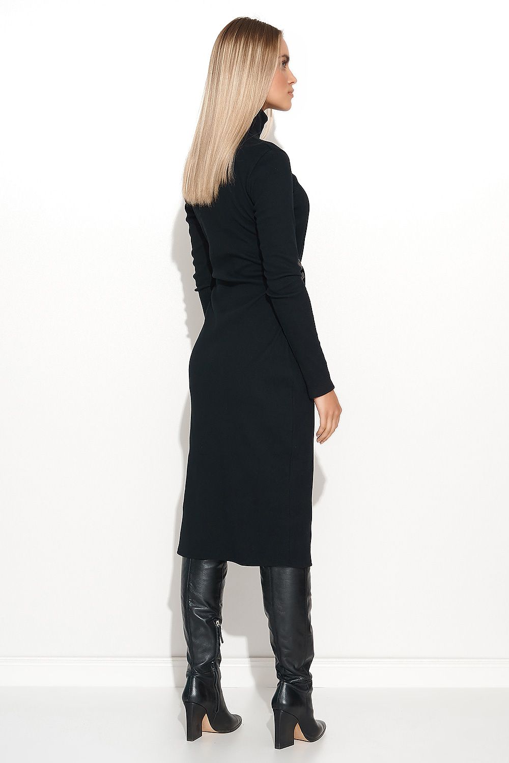 Luxurious Makadamia knee-length dress, crafted from comfortable ribbed knit, showcasing eco-leather detail and versatile fashion options.