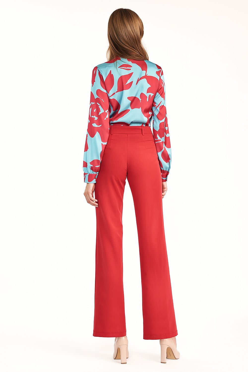 Elegant Women’s Flared Trousers with Elevated Waist by Nife, displayed in a stunning rear view, highlighting the flattering silhouette and contemporary style.